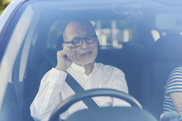 運転中眠気を感じる男性