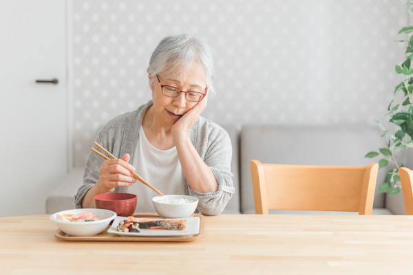 食事中歯が痛む女性